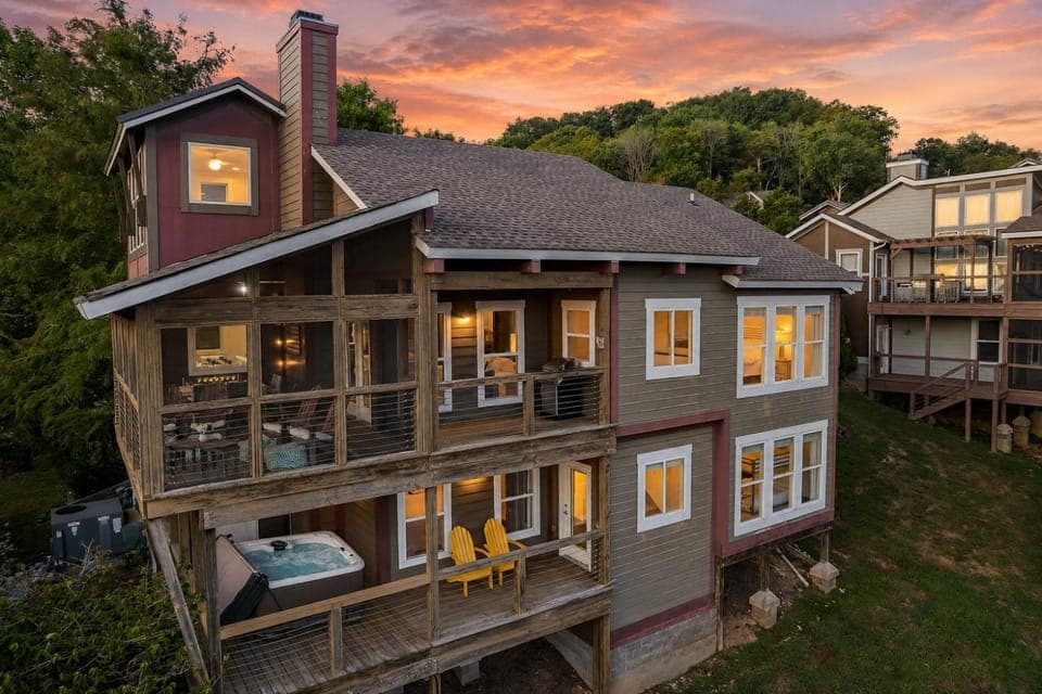 Captain's Quarters House in Center Hill Lake