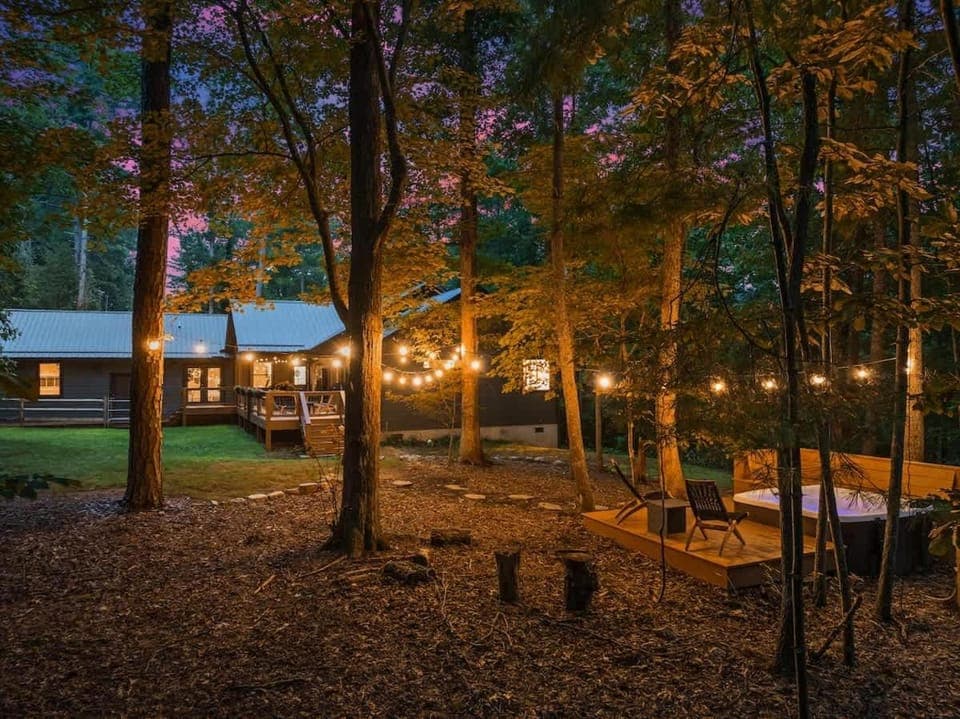 2 miles to Downtown, Hot Tub, Sauna, Fire Pit, Game Room, Bar, kitchenette, Pool Table, Universal Tesla EV Connector House in Woodfin