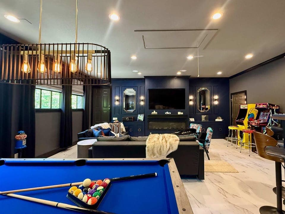 2 miles to Downtown, Hot Tub, Sauna, Fire Pit, Game Room, Bar, kitchenette, Pool Table, Universal Tesla EV Connector House in Woodfin