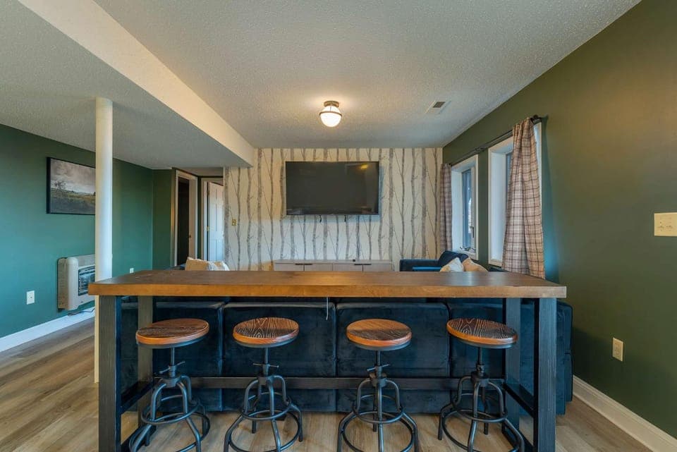 Mountain Views Hot Tub Family Room & Game Room House in Tennessee