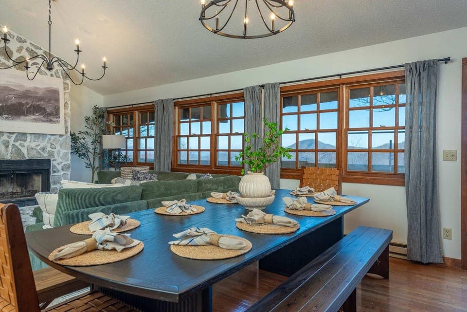 Mountain Views Hot Tub Family Room & Game Room House in Tennessee