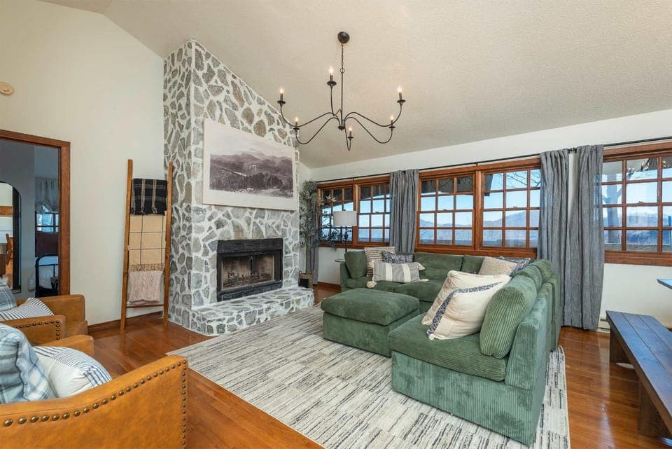 Mountain Views Hot Tub Family Room & Game Room House in Tennessee