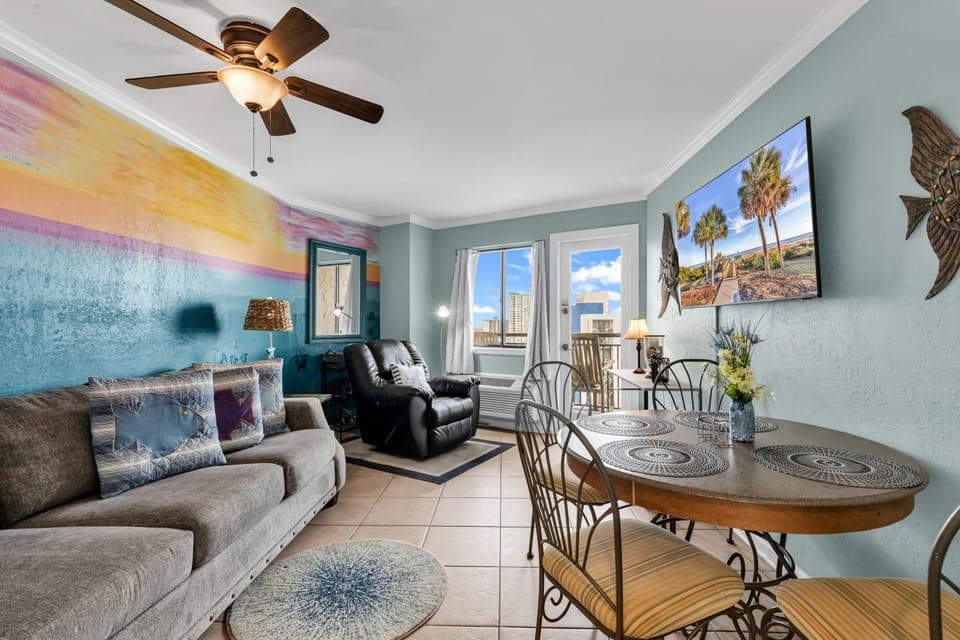 TV and multimedia, Living room, Seating area, Dining area