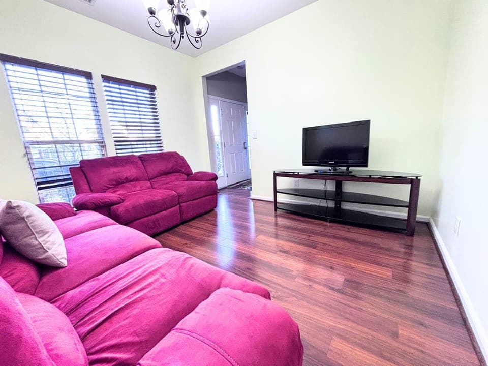 Amazing 4 BDRM home w garage in Charlotte Villa in Huntersville
