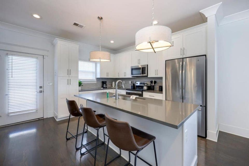 Ten Minutes to Broadway Stunning Townhome House in Nashville