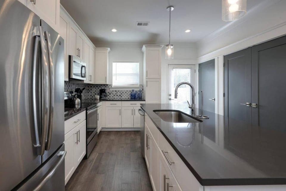 Ten Minutes to Broadway Music City Modern Townhome House in Nashville