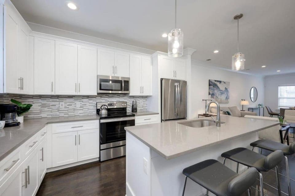 Ten Minutes to Broadway Modern Gated Townhome House in Nashville