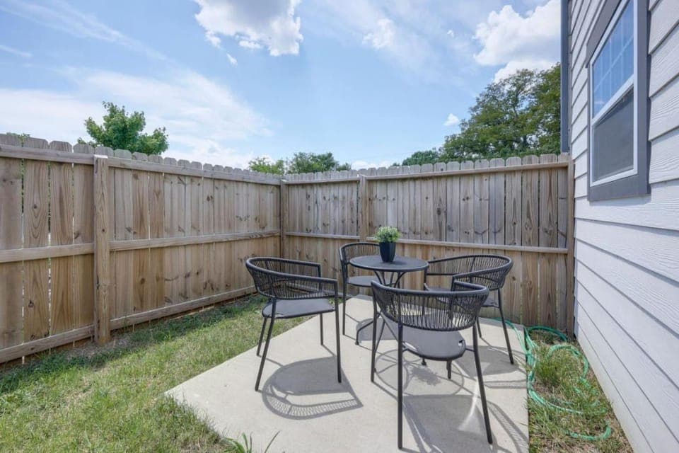 Ten Minutes to Broadway Luxurious Gated Townhome House in Nashville