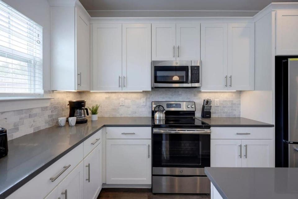 Ten Minutes to Broadway Luxurious Gated Townhome House in Nashville