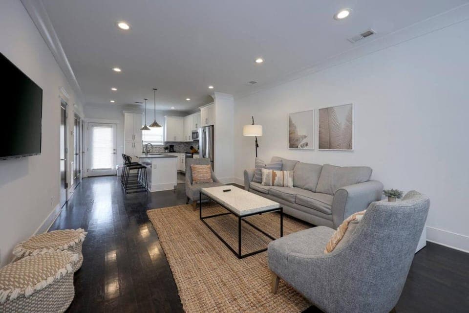 Ten Minutes to Broadway Spacious Townhouse House in Nashville
