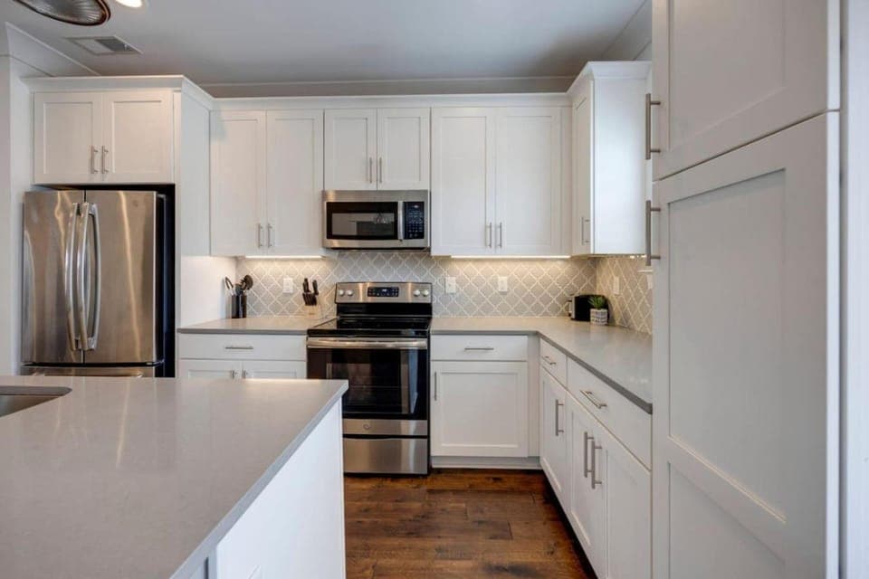 Ten Minutes to Broadway Stylish Gated Townhome House in Nashville