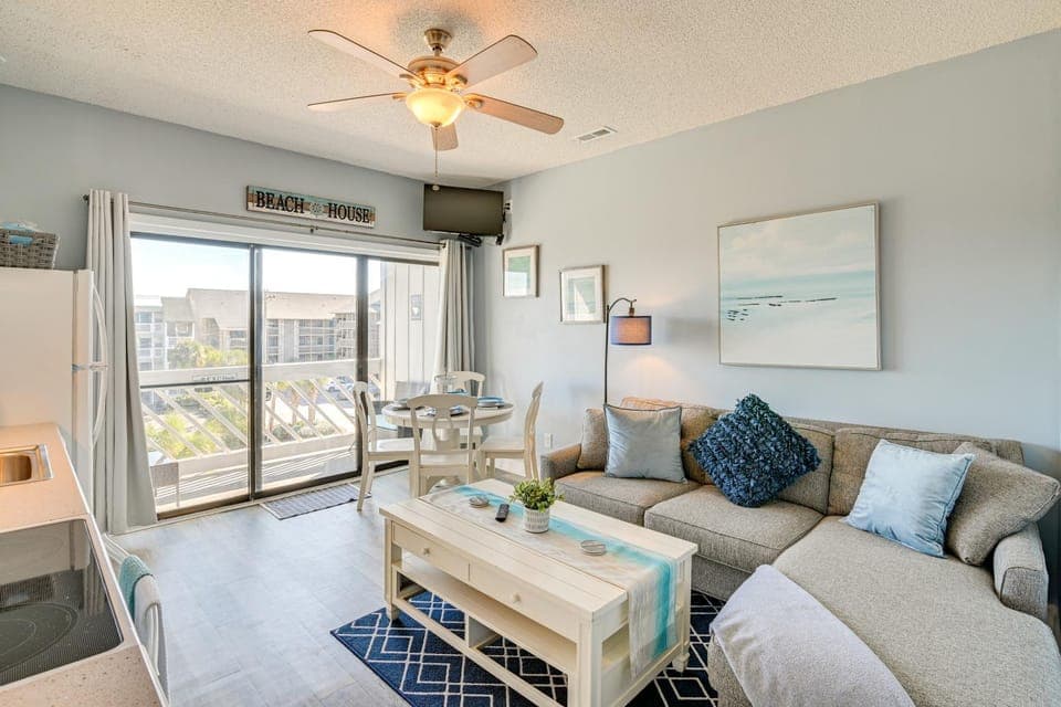 Walk to Beach: Top-Floor Condo in Murrells Inlet House in Garden City