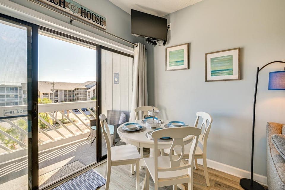 Walk to Beach: Top-Floor Condo in Murrells Inlet House in Garden City