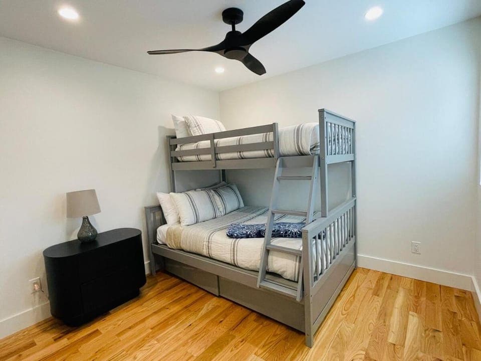 Bedroom, bunk bed