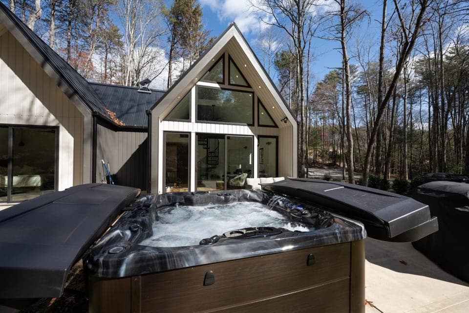 Property building, Hot Tub, Hot Tub, Garden view