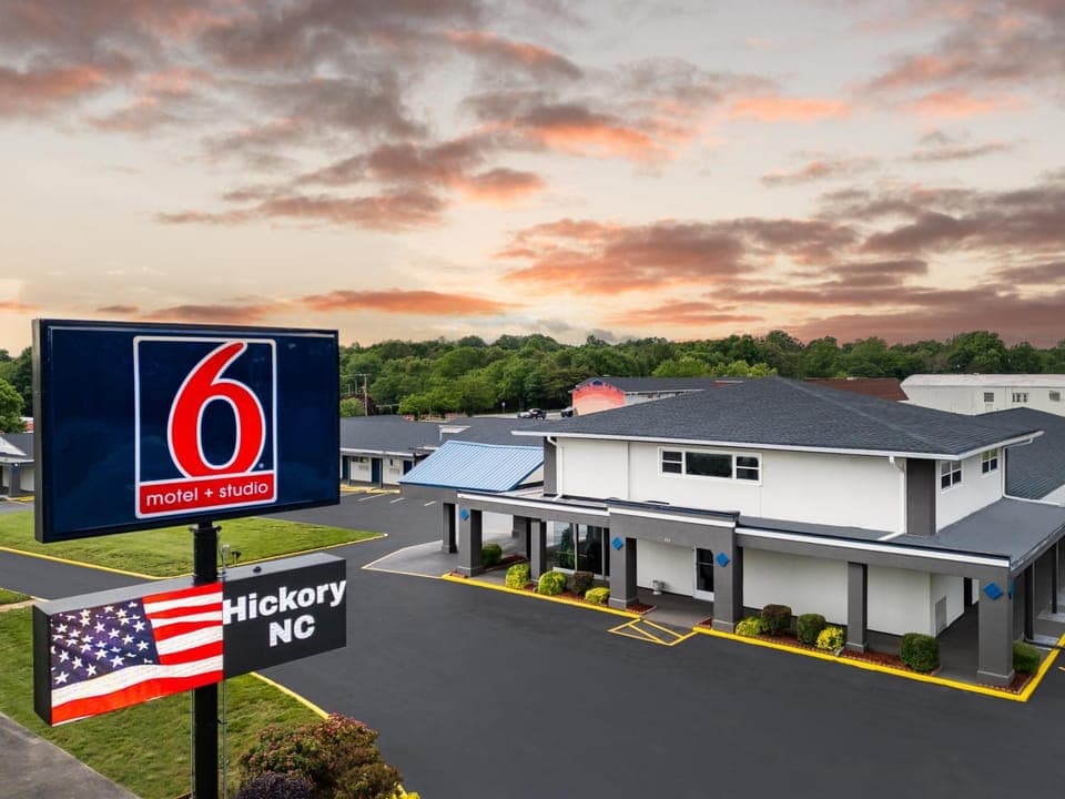 Property building, Property logo or sign, BBQ facilities, Street view, Parking