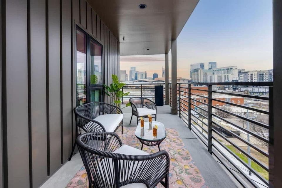 Hyve-The Dolly Parton Experience-Private Balcony House in The Gulch