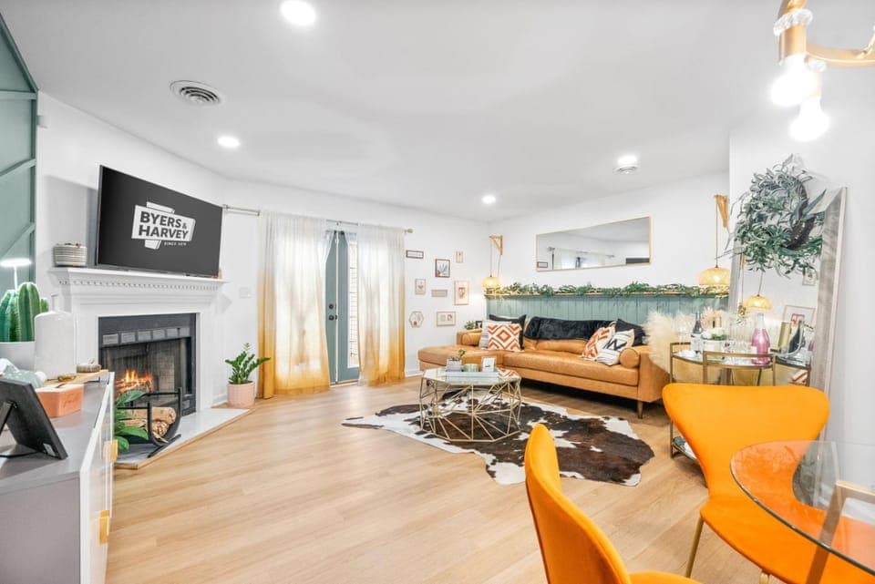 TV and multimedia, Living room, Seating area, Dining area