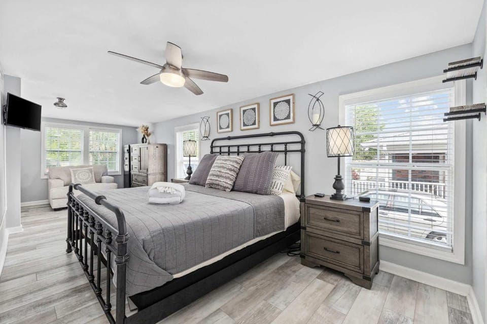 Bed, TV and multimedia, Photo of the whole room, Bedroom