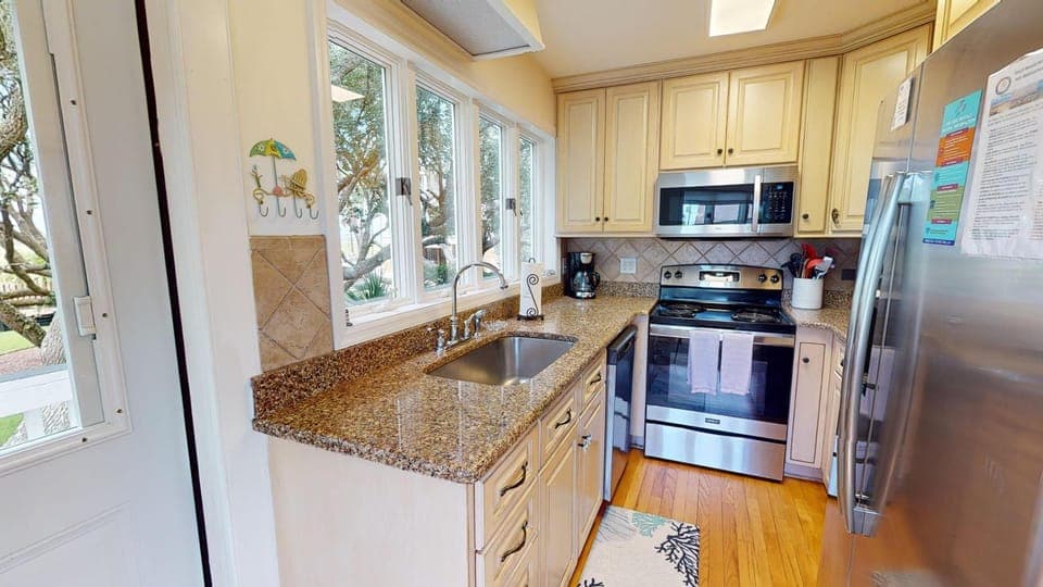 Coffee/tea facilities, Food and drinks, Breakfast, Lunch, Dinner, dishwasher, microwave, oven, pet friendly, stove, toaster, kitchen