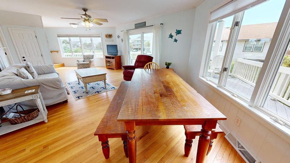 Food and drinks, Dining area, Breakfast, Lunch, Dinner, Family, pet friendly