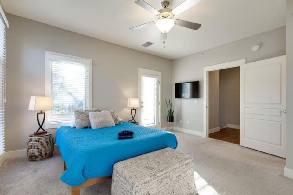 Bed, TV and multimedia, Bedroom