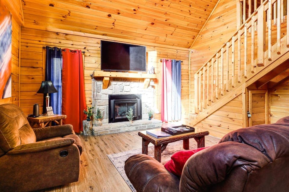Cabin w/ Deck, Hot Tub & Douglas Lake Resort Perks Cabin in Douglas Lake