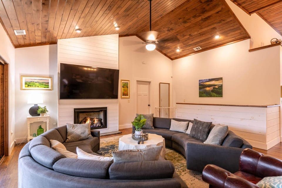 Sweet Water Estate House in Watauga Lake