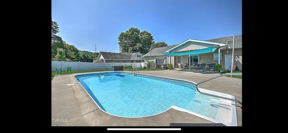 Swimming pool