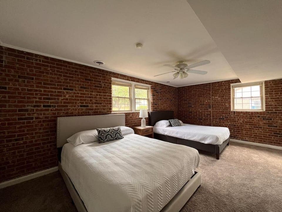 New Modern Lux Large Home 10MIN Downtown Sleeps 12 House in Greer