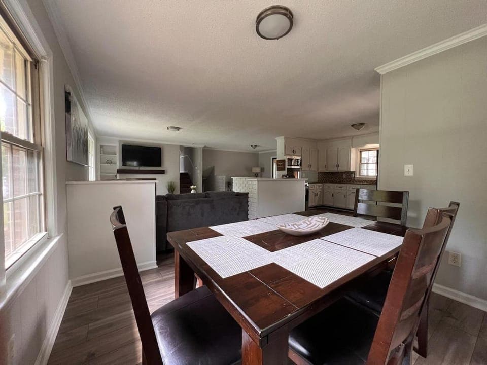 New Modern Lux Large Home 10MIN Downtown Sleeps 12 House in Greer