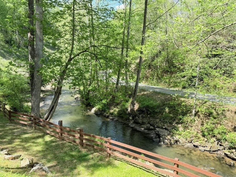 Savannah Creek Cottage House in Swain County