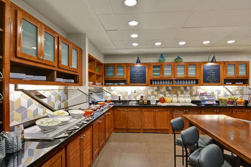 Restaurant/places to eat, Dining area, On site