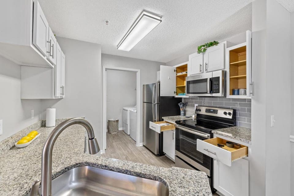 Kitchen or kitchenette, dishwasher, oven, toaster