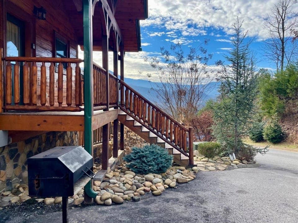Mountain views, 5BR and 55 bath, foosball, hot tub, arcade game, log cabin in Gatlinburg! Cabin in Gatlinburg