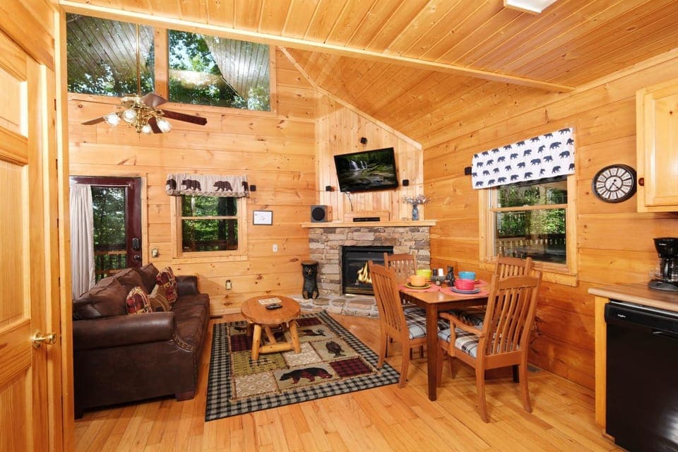 1BR log cabin, sleeps 5, firepit, hot tub, 1 free ticket to Dollywood! Cabin in Pittman Center