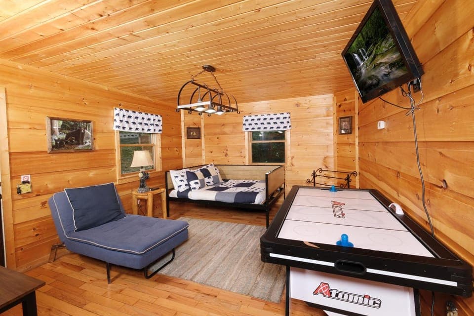 1BR log cabin, sleeps 5, firepit, hot tub, 1 free ticket to Dollywood! Cabin in Pittman Center