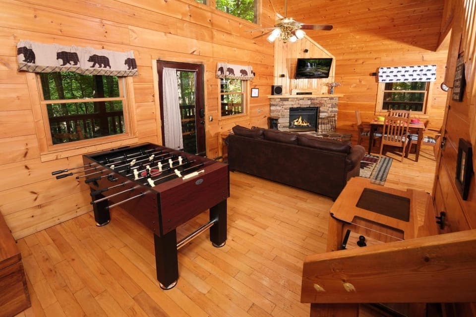 1BR log cabin, sleeps 5, firepit, hot tub, 1 free ticket to Dollywood! Cabin in Pittman Center