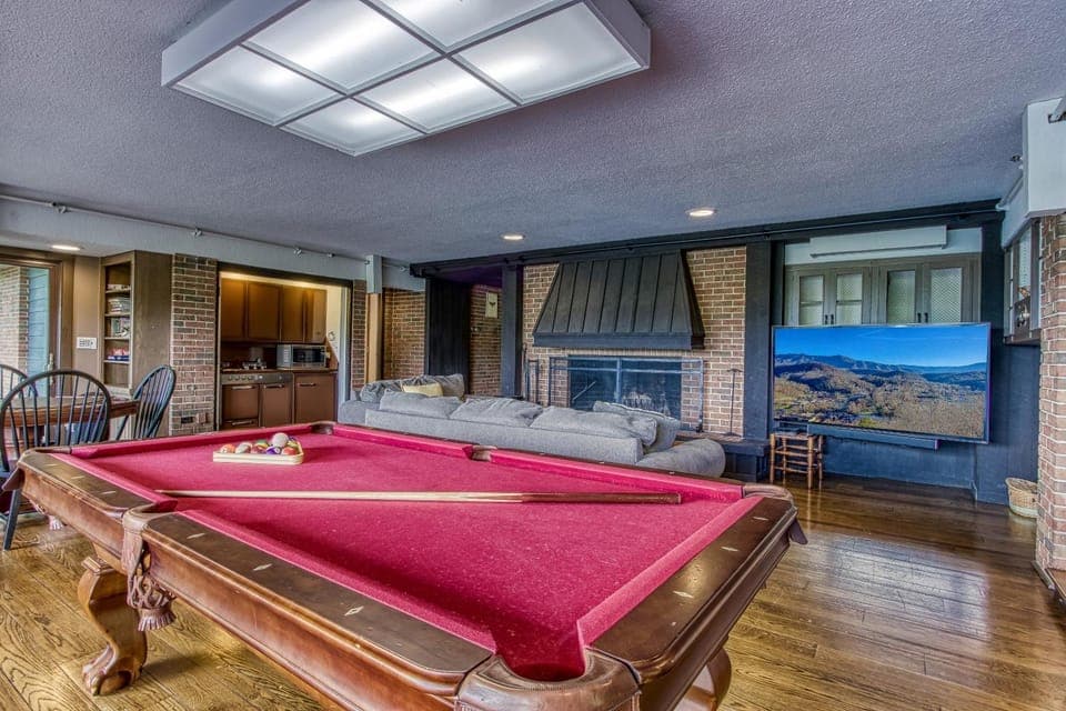 Sprawling Gatlinburg estate with incredible mountain views & a famous pedigree! House in Gatlinburg