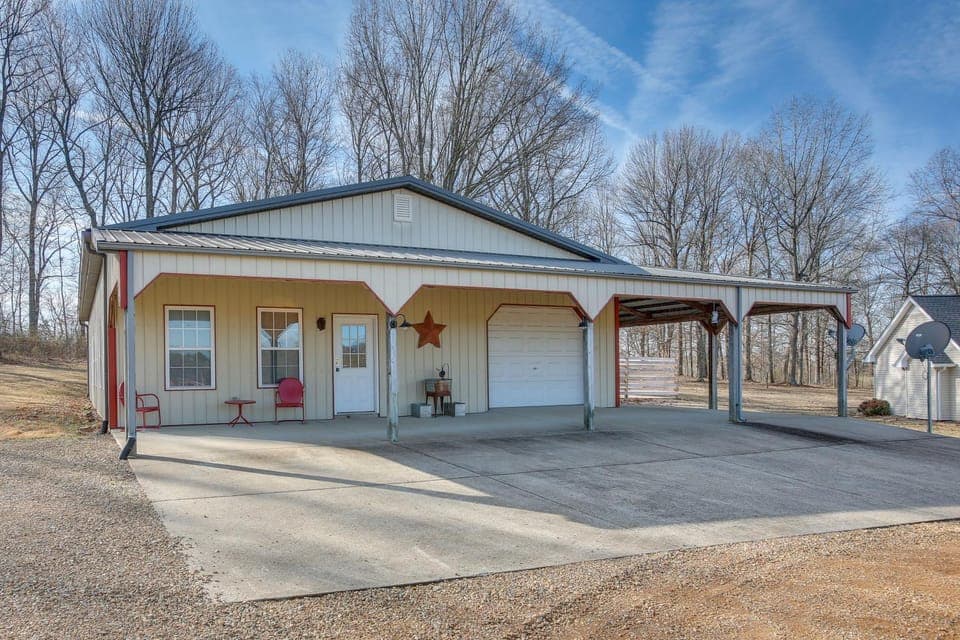 8 Mi to Kentucky Downs: Quiet Getaway w/ Patio House in Tennessee