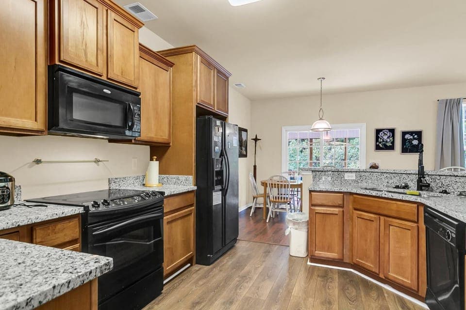 Cozy 4-bed, 2-bath Spacious Family Home House in Summerville