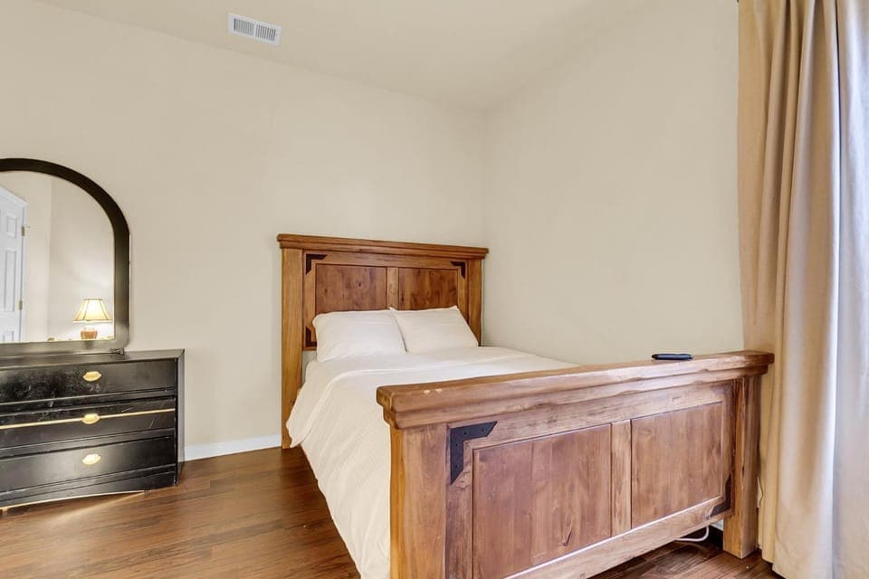 Cozy 4-bed, 2-bath Spacious Family Home House in Summerville