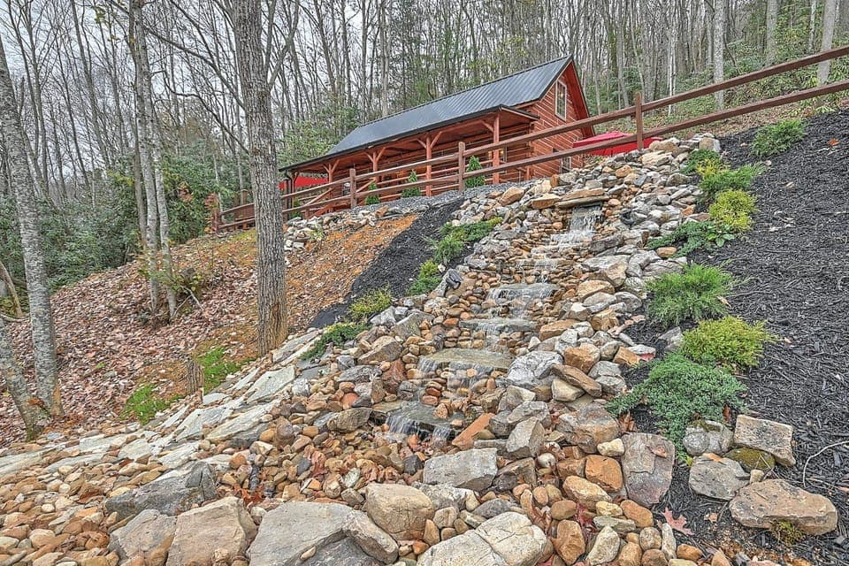 Wanderlust Luxury Cabin with Hot Tub and Pet Friendly Cabin in Elizabethton