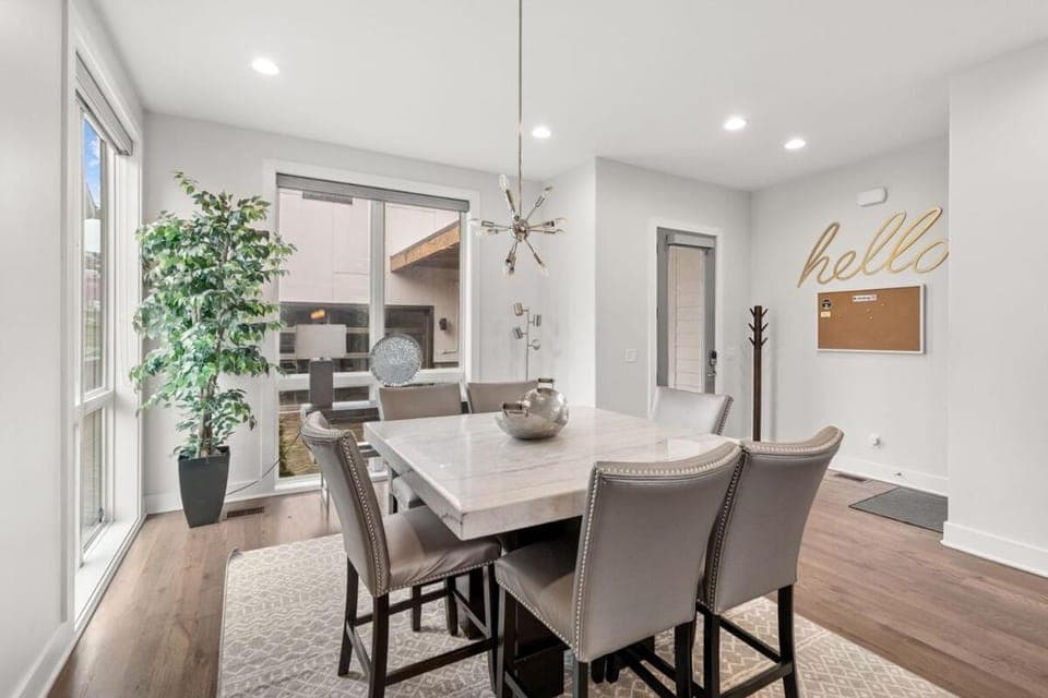 Kitchen or kitchenette, Dining area