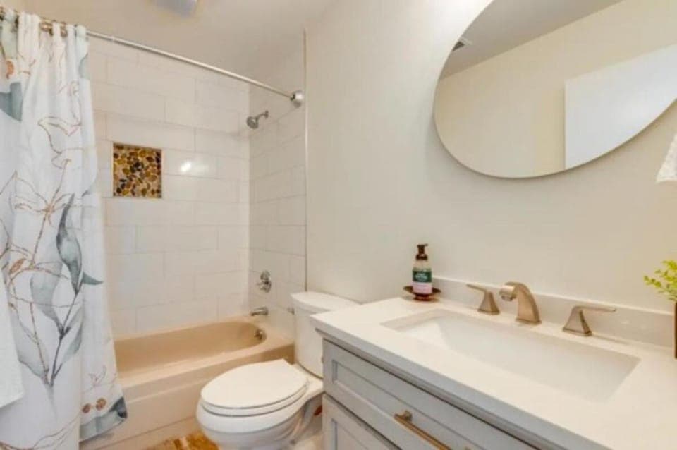 Shower, Toilet, Bathroom, Bath, towels