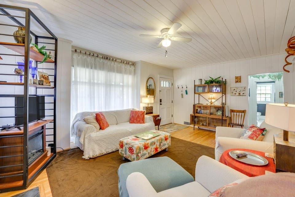 Unwind Fireside & Walk to Dtwn! Tyron Retreat House in Tryon
