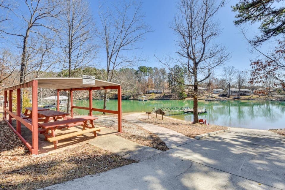 Deck, Grill & Dock Access: Lake Keowee Retreat! House in Lake Keowee