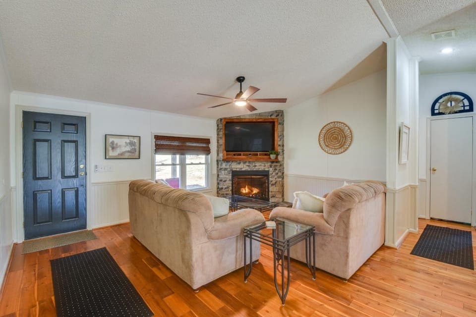 Deck, Grill & Dock Access: Lake Keowee Retreat! House in Lake Keowee
