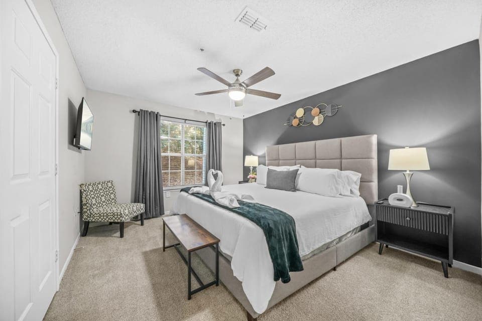 Bed, TV and multimedia, Photo of the whole room, Bedroom, towels, air conditioner