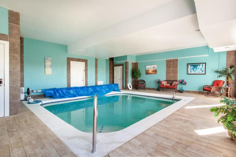 Galaxy Splash Hot Tub Pool Theater and MTN Views House in Sevierville